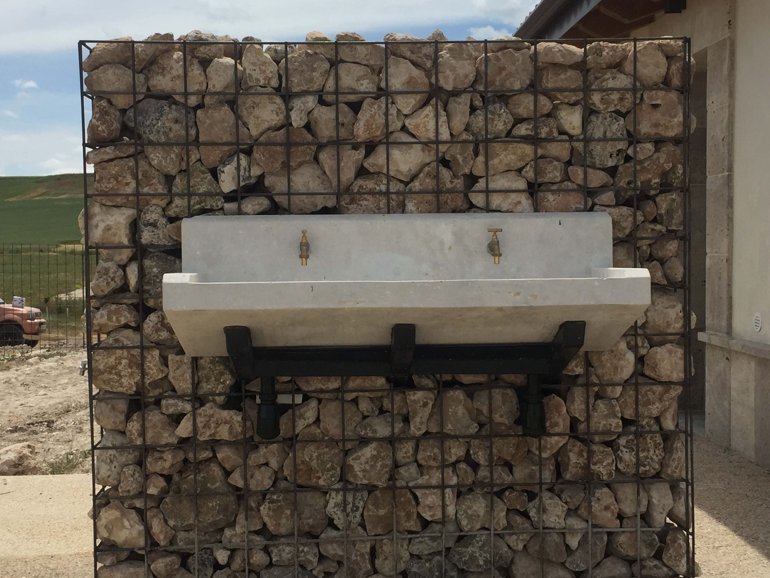 Fuente y lavadero del albergue 2